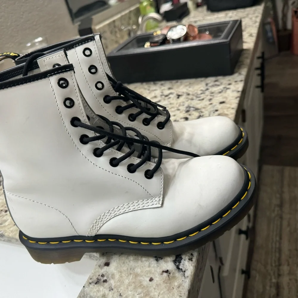 Doc Martens size 8 white boot - Picture 4 of 5